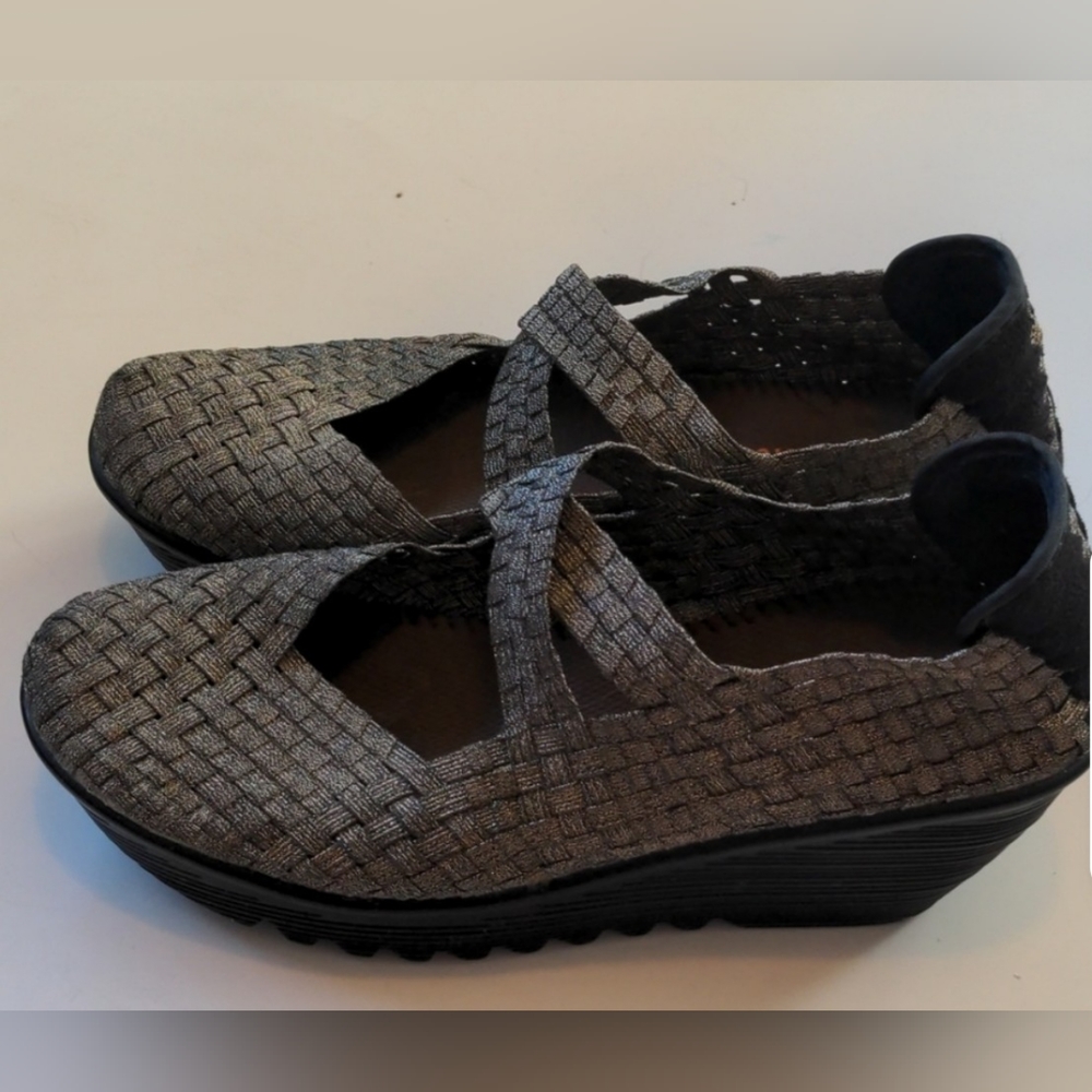 BERNIE MEV CLEOPATRA WEDGE PUMP 10